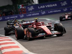 Luego de iniciar en la Pole Position, Sainz tuvo que pelear con Max Verstappen por recuperar el primer lugar. EFE/ J. Méndez.