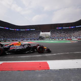 La FIA explica la sanción a Checo Pérez