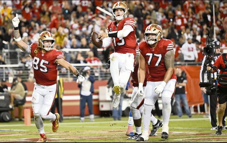 Brock Purdy (#13) se repuso de una mala actuación la semana pasada para comandar este triunfo. AP