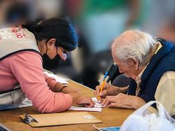 Claudia Sheinbaum explicó que es voluntario contestar al cuestionario, mientras que todos los adultos mayores van a recibir la visita casa por casa. EL INFORMADOR / ARCHIVO