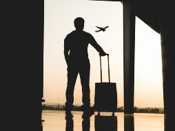 Existen distintas maneras para rastrear vuelos baratos. ESPECIAL/ Foto de Erik Odiin en Unsplash