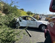 La conductora chocó contra una camioneta de redilas. CORTESÍA/PC y Bomberos de Jalisco.
