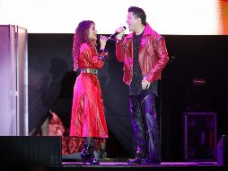 La interacción entre ambos continuó mientras interpretaban el tema “Entre Nosotros Dos”, donde dejaron ver su excelente coordinación en el escenario. EL INFORMADOR/H.FIGUEROA