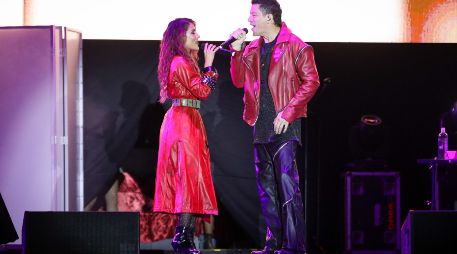 La interacción entre ambos continuó mientras interpretaban el tema “Entre Nosotros Dos”, donde dejaron ver su excelente coordinación en el escenario. EL INFORMADOR/H.FIGUEROA