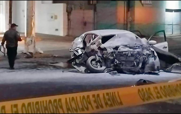 Automovil de los estudiantes. El conductor perdió el control al ser herido y  al estrellarse el auto se incendió. ESPECIAL