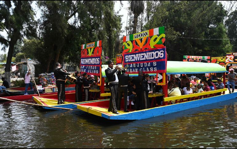 Las trajineras desempeñan un rol esencial en la cohesión social de la comunidad. AFP / ARCHIVO