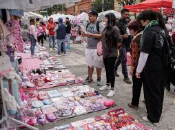 En redes sociales abundan los testimonios de personas maravilladas al visitar un tianguis dedicado a Hello Kitty. ESPECIAL/AP/Aurea Del Rosario y Canva