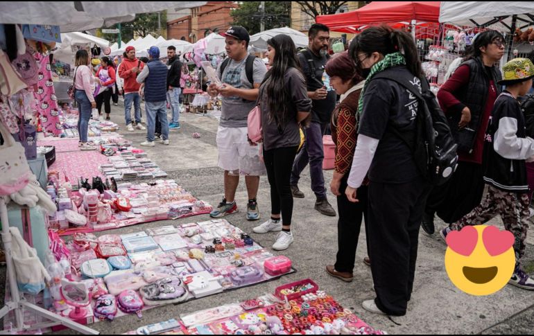 En redes sociales abundan los testimonios de personas maravilladas al visitar un tianguis dedicado a Hello Kitty. ESPECIAL/AP/Aurea Del Rosario y Canva