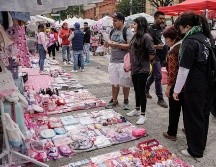 En redes sociales abundan los testimonios de personas maravilladas al visitar un tianguis dedicado a Hello Kitty. ESPECIAL/AP/Aurea Del Rosario y Canva