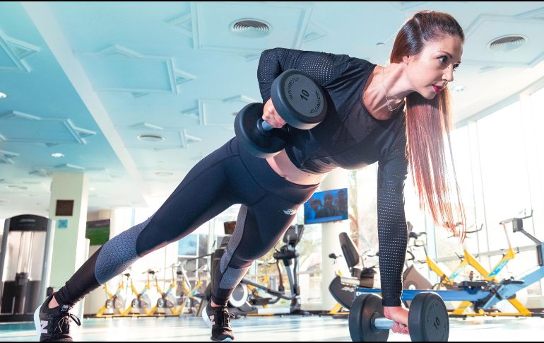 La actividad física puede incluir entrenamiento de fuerza y ejercicios aeróbicos. PEXELS