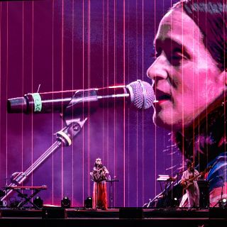 Con éxitos y nuevas canciones, Julieta Venegas conquista el escenario de las Fiestas de Octubre