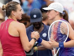 Aryna Sabalenka (izq.) desplazó a Iga Swiatek del número uno del ranking de la WTA y en Riad la atención estará sobre ellas. AFP/M. Stockman