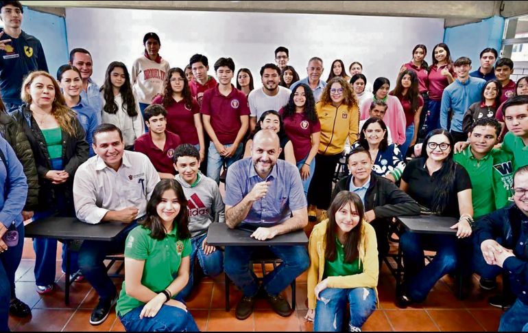 Ricardo Villanueva (centro) ha consolidado el crecimiento de la Universidad de Guadalajara. ESPECIAL