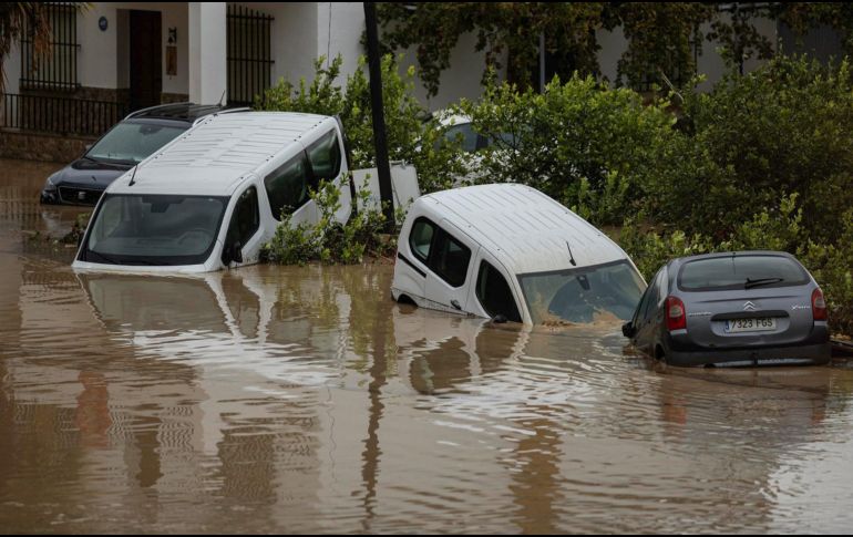 Ante la situación de desastre, con varias infraestructuras afectadas por la fuerza del agua, varias localidades de la capital valenciana y otros municipios han suspendido las clases este miércoles. EFE/J. ZAPATA