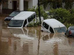 Ante la situación de desastre, con varias infraestructuras afectadas por la fuerza del agua, varias localidades de la capital valenciana y otros municipios han suspendido las clases este miércoles. EFE/J. ZAPATA