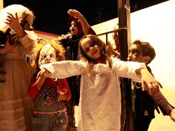 Estamos cerca de la fecha en que los vendedores de maquillaje y disfraces hacen su agosto por los clientes que buscan el mejor traje para festejar y divertirse. EL INFORMADOR / ARCHIVO