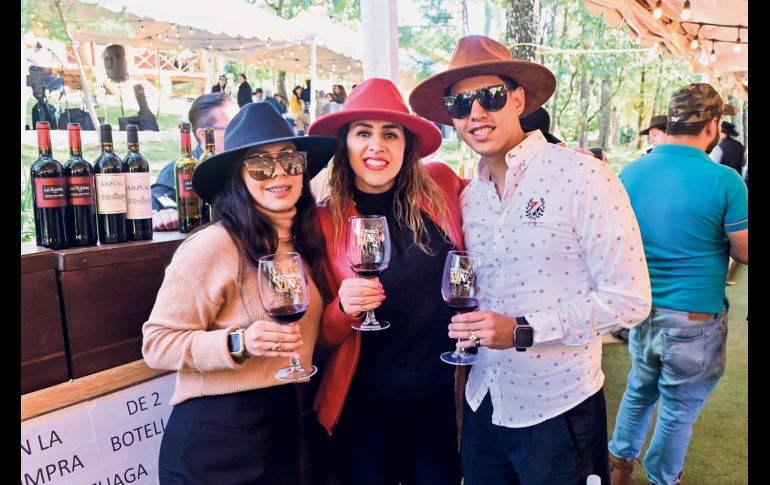Evelin Díaz, Araceli Monteón y Giovanni Monteón. GENTE BIEN JALISCO/ Cortesía