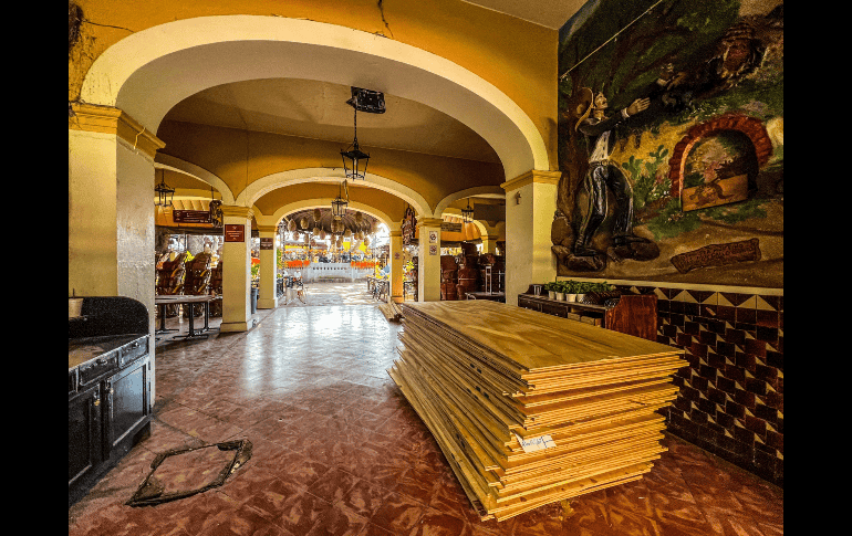 Más de 400 personas se quedaron sin empleo tras el derrumbe de una parte del exterior del El Parián. EL INFORMADOR/ A. Navarro.