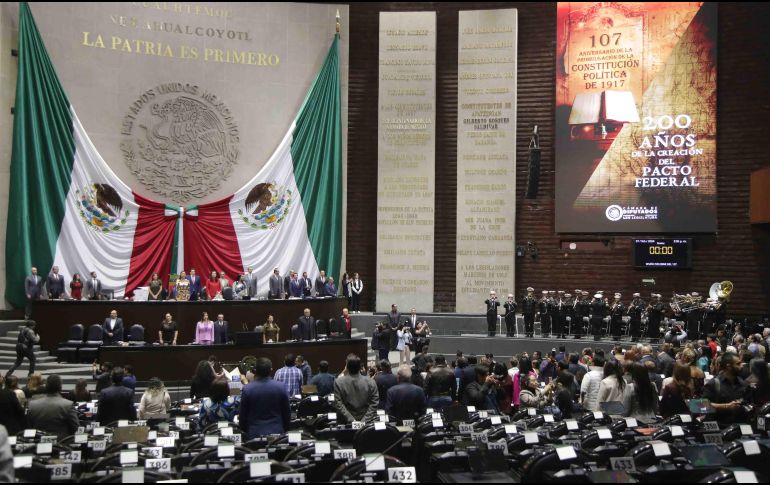 Al presentar el proyecto, el diputado de Morena, Leonel Godoy, subió a la tribuna respaldado por sus compañeras y compañeros de bancada. SUN/ARCHIVO.