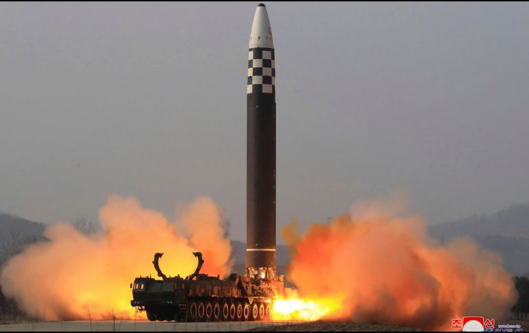 Misil balístico intercontinental (MBIC) Hwasong-17 en un lanzamiento de prueba en un lugar no revelado de Corea del Norte, el 24 de marzo de 2022. Servicio de Noticias de Corea / AP / Archivo