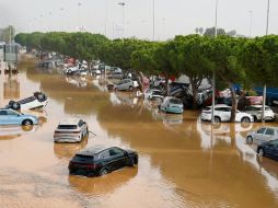 La comunidad valenciana enfrenta severas inundaciones, causando evacuaciones y miedo entre los habitantes. EFE