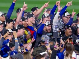 Los Dodgers se impusieron cuatro juegos a uno a los Yankees de Nueva York y ganaron su octavo título de Serie Mundial de la historia. Los californianos homenajearon con el trofeo al fallecido lanzador Fernando Valenzuela. EFE/S. Yenesel