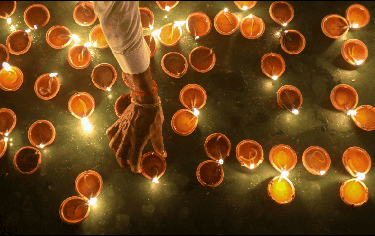 La India celebra el día de hoy el Diwali, como marca la tradición hindú. EFE / EPA / CHAMILA KARUNARATHNE