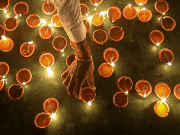La India celebra el día de hoy el Diwali, como marca la tradición hindú. EFE / EPA / CHAMILA KARUNARATHNE