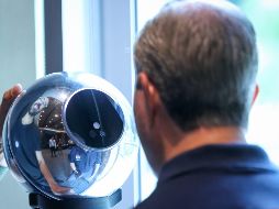 La identificación se realiza mediante una lectura biométrica a través de una esfera llamada 