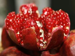 Las granadas son un fruto de temporada que tiene múltiples beneficios a la salud. PEXELS