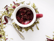 El agua de jamaica puede variar en calidad y composición según la marca y el método de preparación. Pixabay