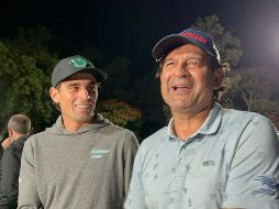Joaquín Niemann felicitó a José Cardozo por su hoyo en uno. EL INFORMADOR.