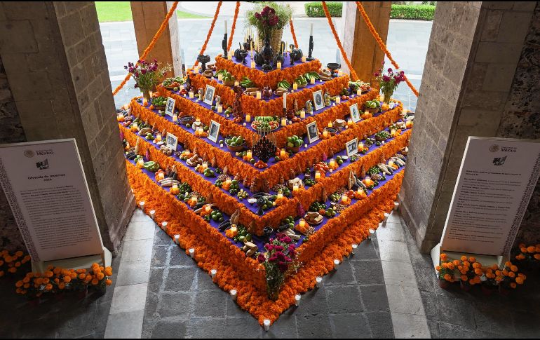 Secretaría de Cultura y artesanos colocaron el altar de 5 pisos de altura en Palacio Nacional  por Día de Muertos. X/@GobiernoMX