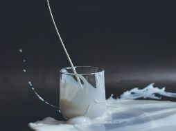 Ante los posibles efectos adversos, los expertos de Harvard sugieren moderar el consumo de leche en la adultez y considerar opciones como la leche de soja o almendras. ESPECIAL / Foto de Anita Jankovic en Unsplash