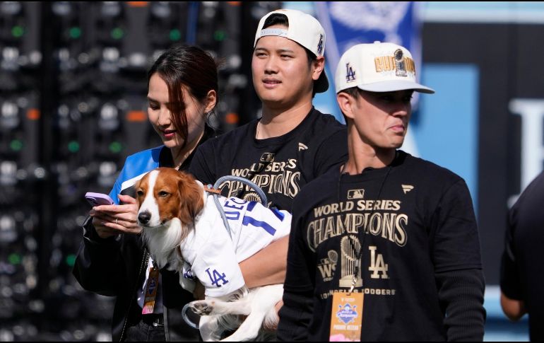 Shohei Ohtani de los Dodgers de Los Ángeles sostiene a su perro tras ganar la Serie Mundial. ARCHIVO / AP Foto