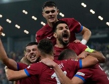 Jugadores serbios celebran tras anotar en el encuentro ante Suiza en la Liga de Naciones de la UEFA. ARCHIVO / AP Foto