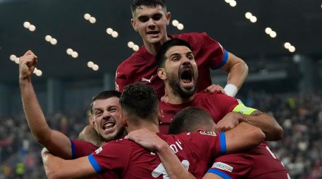 Jugadores serbios celebran tras anotar en el encuentro ante Suiza en la Liga de Naciones de la UEFA. ARCHIVO / AP Foto
