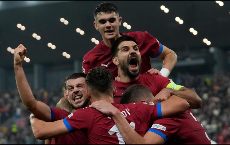 Jugadores serbios celebran tras anotar en el encuentro ante Suiza en la Liga de Naciones de la UEFA. ARCHIVO / AP Foto