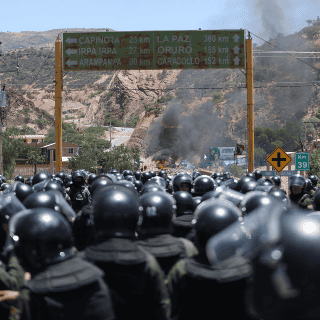 Seguidores de Evo Morales mantienen bloqueos de carreteras sin pausa