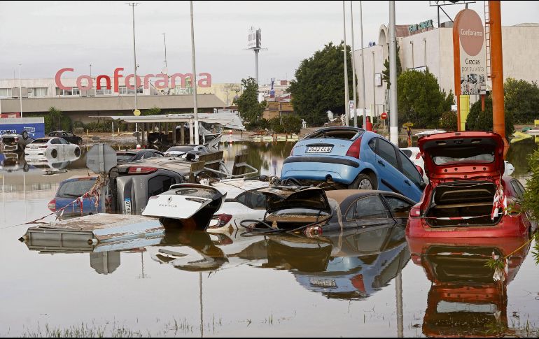 Además de los daños materiales, la comunidad sigue sin líneas telefónicas, y en gran parte, sin luz. AP