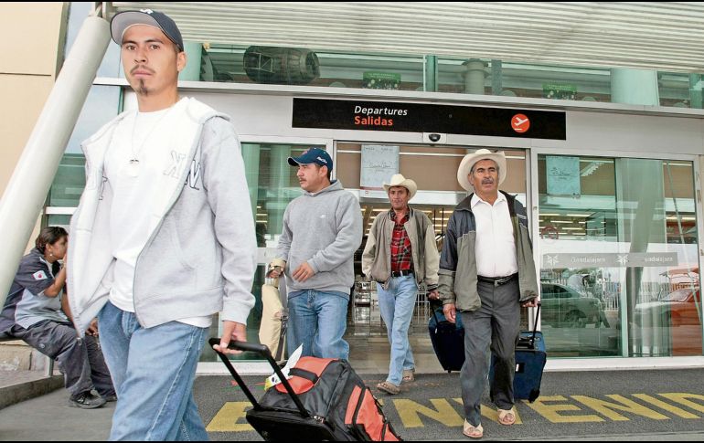 Millones de mexicanos que radican en Estados Unidos fortalecen la economía de sus familias en su país de origen. EL INFORMADOR/ Archivo