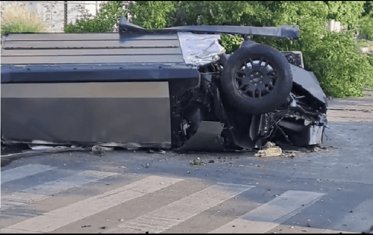 El vehículo terminó totalmente destrozado; personal de Protección Civil y Bomberos rescataron a las personas prensadas. ESPECIAL