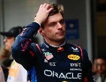 Verstappen explicó que al recibir la notificación de que estaba por debajo del tiempo permitido, intentó ajustar su velocidad, pero no logró hacerlo. EFE / Andre Coelho