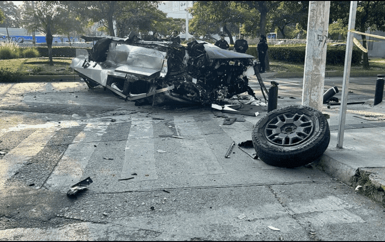 Cuatro ocupantes del Cybertruck resultaron gravemente heridos tras colisionar con la glorieta Colón en Guadalajara. X/@BigImpactHumans