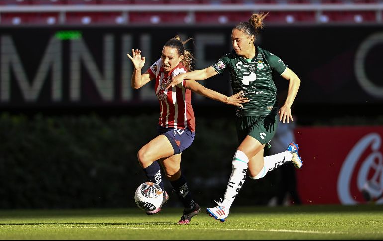 En los últimos catorce encuentros entre estas dos escuadras, Santos apenas ha podido ganar tres, por ocho triunfos de las Chivas y tres empates. IMAGO7.