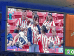 Un aficionado de Chivas apareció en la pantalla con su novia y posteriormente se hincó para entregarle el anillo.