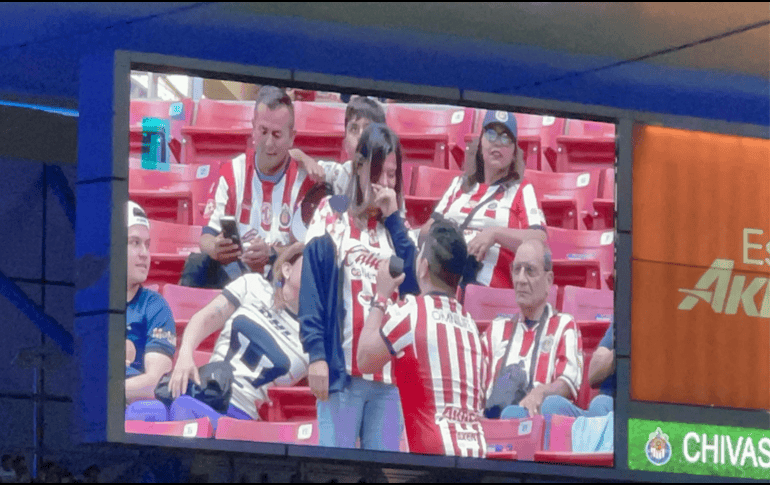 Un aficionado de Chivas apareció en la pantalla con su novia y posteriormente se hincó para entregarle el anillo.