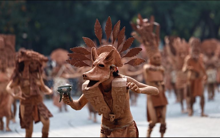 Hombres y mujeres de barro. Los colores del sur de México destacaron  con danza, historia y difusión de las tradiciones mexicanas. EFE/S. Gutiérrez
