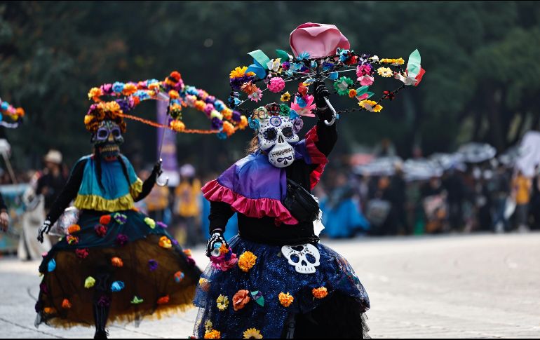 Largo trayecto. Los más de seis mil participantes del contigente le dieron a los asistentes más de cinco horas de espectáculo. EFE/S. Gutiérrez