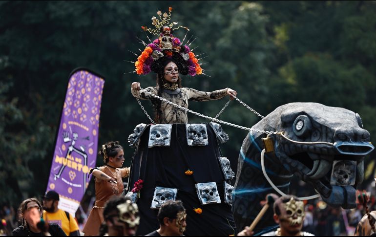 Carros en los que la imagen prehispanica fue la protagonista, entre lo más atractivo del desfile. EFE/S. Gutiérrez